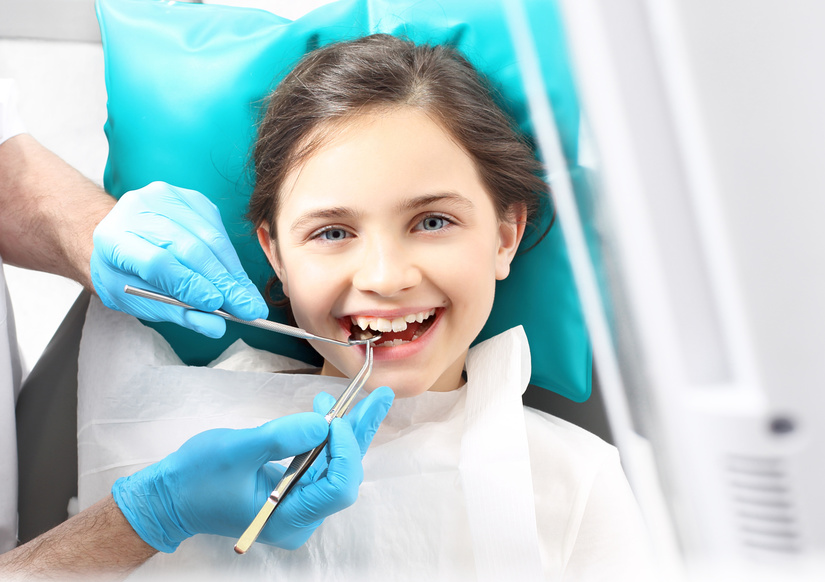 niña recibiendo tratamiento dental de odontopediatia