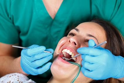 mujer recibiendo tratamiento dental